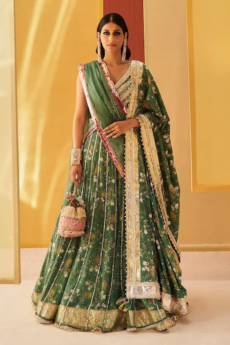 Meera Chopra Shines as a Stunning Bride in Her Red Lehenga, Priyanka  Chopra's Cousin Shares UNSEEN Photos From Her Jaipur Wedding! | 🎥 LatestLY