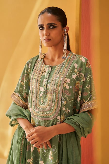Priyanka Singh_Green Cotton, Chiffon Embroidery, Tassels Round Neck Garden Print Kurta Set _Online_at_Aza_Fashions