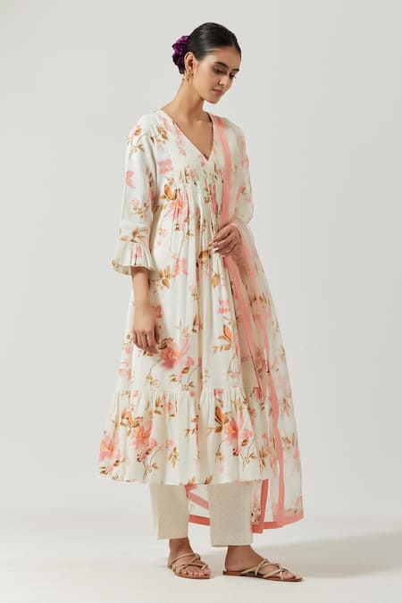 Label Earthen Ivory Cotton Mul, Dupatta Organza Silk Printed Floral V Neck Tiered Kurta Set Online at Aza Fashions Label Earthen_Ivory Cotton Mul, Dupatta Organza Silk Printed Floral V Neck Tiered Kurta Set _Online_at_Aza_Fashions