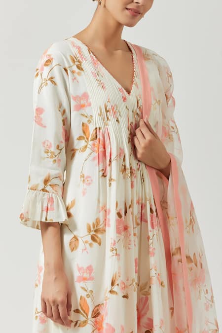 Label Earthen Ivory Cotton Mul, Dupatta Organza Silk Printed Floral V Neck Tiered Kurta Set at Aza Fashions Label Earthen_Ivory Cotton Mul, Dupatta Organza Silk Printed Floral V Neck Tiered Kurta Set _at_Aza_Fashions