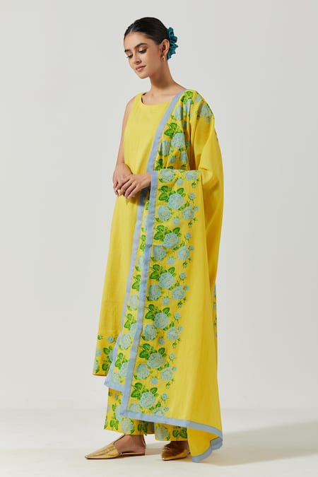 Label Earthen Yellow Cotton Mul Floral Round Detailing Kurta Set Online at Aza Fashions Label Earthen_Yellow Cotton Mul Floral Round Detailing Kurta Set _Online_at_Aza_Fashions