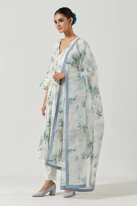 Label Earthen Ivory Cotton Mul, Dupatta Organza Silk Printed Floral V Neck Kurta Set Online at Aza Fashions Label Earthen_Ivory Cotton Mul, Dupatta Organza Silk Printed Floral V Neck Kurta Set _Online_at_Aza_Fashions