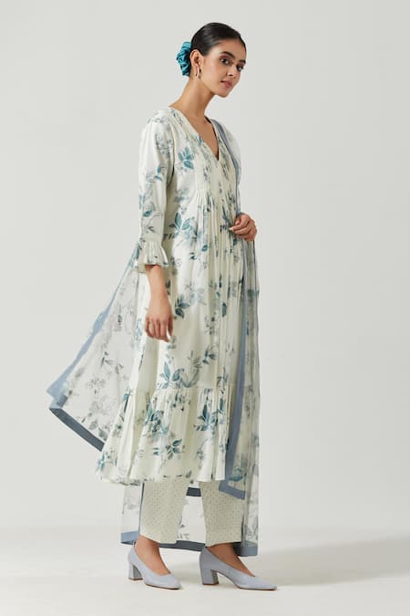 Buy Label Earthen Ivory Cotton Mul, Dupatta Organza Silk Printed Floral V Neck Kurta Set Online at Aza Fashions Buy_Label Earthen_Ivory Cotton Mul, Dupatta Organza Silk Printed Floral V Neck Kurta Set _Online_at_Aza_Fashions