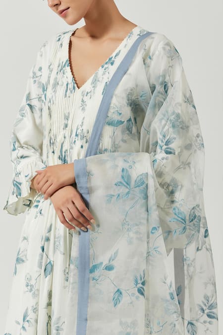 Shop Label Earthen Ivory Cotton Mul, Dupatta Organza Silk Printed Floral V Neck Kurta Set Online at Aza Fashions Shop_Label Earthen_Ivory Cotton Mul, Dupatta Organza Silk Printed Floral V Neck Kurta Set _Online_at_Aza_Fashions