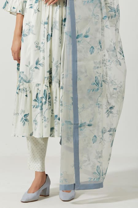 Label Earthen Ivory Cotton Mul, Dupatta Organza Silk Printed Floral V Neck Kurta Set at Aza Fashions Label Earthen_Ivory Cotton Mul, Dupatta Organza Silk Printed Floral V Neck Kurta Set _at_Aza_Fashions