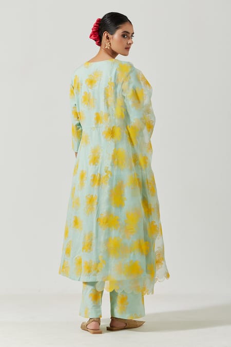 Shop Label Earthen Green Cotton Mul, Dupatta Organza Silk Printed Foil V Neck Kurta Set at Aza Fashions Shop_Label Earthen_Green Cotton Mul, Dupatta Organza Silk Printed Foil V Neck Kurta Set _at_Aza_Fashions