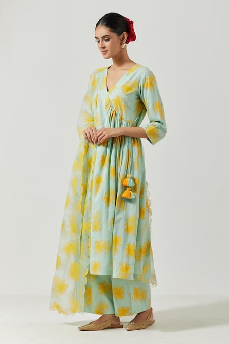Label Earthen Green Cotton Mul, Dupatta Organza Silk Printed Foil V Neck Kurta Set Online at Aza Fashions Label Earthen_Green Cotton Mul, Dupatta Organza Silk Printed Foil V Neck Kurta Set _Online_at_Aza_Fashions