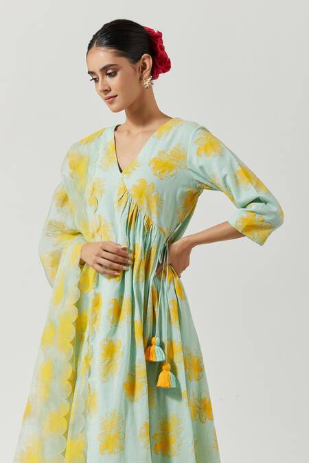 Shop Label Earthen Green Cotton Mul, Dupatta Organza Silk Printed Foil V Neck Kurta Set Online at Aza Fashions Shop_Label Earthen_Green Cotton Mul, Dupatta Organza Silk Printed Foil V Neck Kurta Set _Online_at_Aza_Fashions