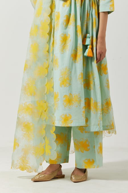 Label Earthen Green Cotton Mul, Dupatta Organza Silk Printed Foil V Neck Kurta Set at Aza Fashions Label Earthen_Green Cotton Mul, Dupatta Organza Silk Printed Foil V Neck Kurta Set _at_Aza_Fashions