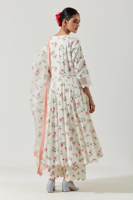 Shop_Label Earthen_Ivory Cotton Mul, Dupatta Organza Silk Printed Floral V Neck Gathered Kurta Set _at_Aza_Fashions