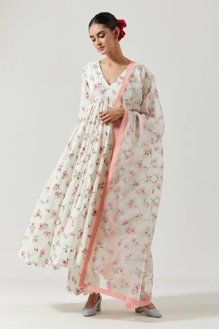 Buy_Label Earthen_Ivory Cotton Mul, Dupatta Organza Silk Printed Floral V Neck Gathered Kurta Set _Online_at_Aza_Fashions