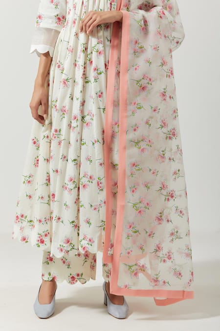 Label Earthen_Ivory Cotton Mul, Dupatta Organza Silk Printed Floral V Neck Gathered Kurta Set _at_Aza_Fashions
