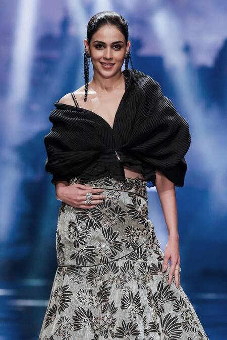 Varun Nidhika Black Silk Organza Embroidery Sweetheart Neck Cape Lehenga Set at Aza Fashions Varun Nidhika_Black Silk Organza Embroidery Sweetheart Neck Cape Lehenga Set _at_Aza_Fashions