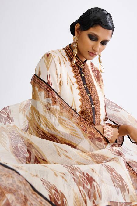 Rajdeep Ranawat Brown Kota Doria Caramel Abstract Printed Silk Dupatta Online at Aza Fashions Rajdeep Ranawat_Brown Kota Doria Caramel Abstract Printed Silk Dupatta_Online_at_Aza_Fashions