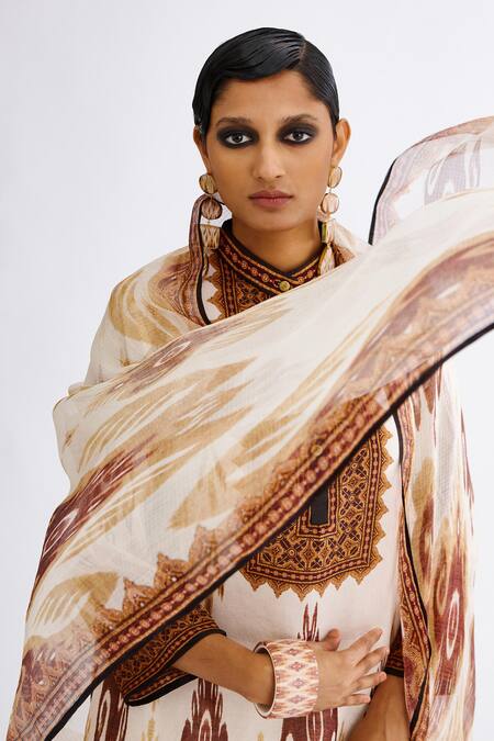 Buy Rajdeep Ranawat Brown Kota Doria Caramel Abstract Printed Silk Dupatta Online at Aza Fashions Buy_Rajdeep Ranawat_Brown Kota Doria Caramel Abstract Printed Silk Dupatta_Online_at_Aza_Fashions