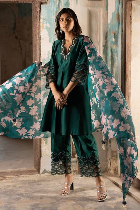 Seeaash Emerald Green Soft Organza Printed Bagh Scallop V Neckline Embroidered Kurta Set Online at Aza Fashions Seeaash_Emerald Green Soft Organza Printed Bagh Scallop V Neckline Embroidered Kurta Set_Online_at_Aza_Fashions