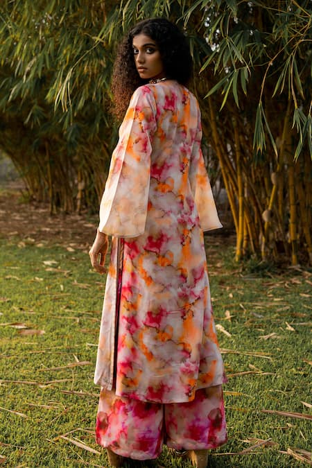 Shop 17:17 By Simmi Saboo Red Muslin Paint Brush Effect V Neck Olivia Kurta With Pant at Aza Fashions Shop_17:17 By Simmi Saboo_Red Muslin Paint Brush Effect V Neck Olivia Kurta With Pant _at_Aza_Fashions