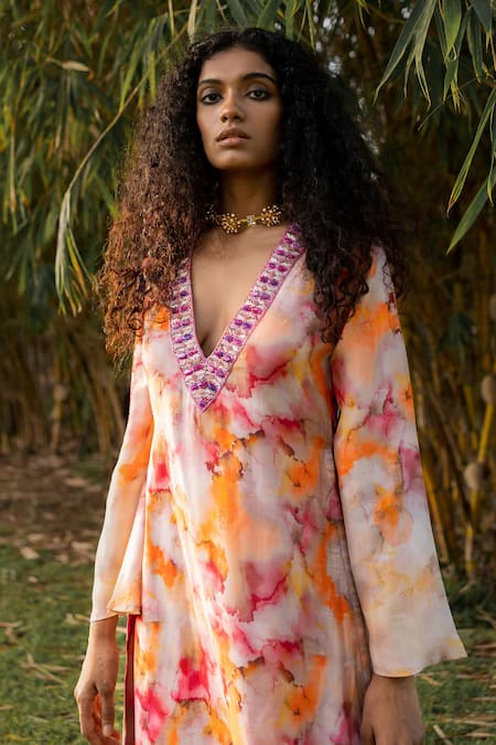 17:17 By Simmi Saboo Red Muslin Paint Brush Effect V Neck Olivia Kurta With Pant Online at Aza Fashions 17:17 By Simmi Saboo_Red Muslin Paint Brush Effect V Neck Olivia Kurta With Pant _Online_at_Aza_Fashions