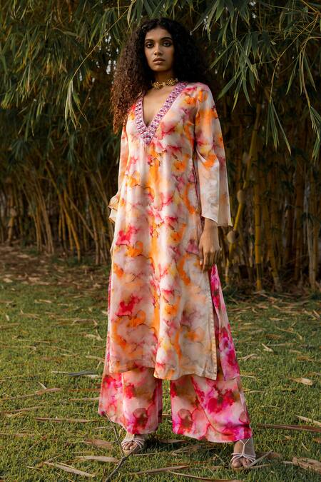 Buy 17:17 By Simmi Saboo Red Muslin Paint Brush Effect V Neck Olivia Kurta With Pant Online at Aza Fashions Buy_17:17 By Simmi Saboo_Red Muslin Paint Brush Effect V Neck Olivia Kurta With Pant _Online_at_Aza_Fashions