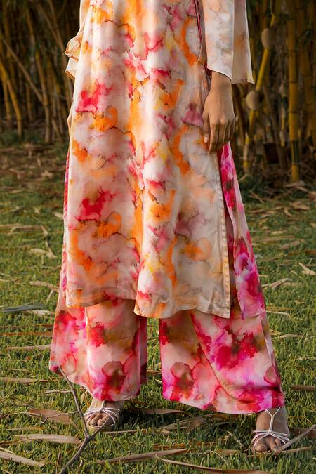 Shop 17:17 By Simmi Saboo Red Muslin Paint Brush Effect V Neck Olivia Kurta With Pant Online at Aza Fashions Shop_17:17 By Simmi Saboo_Red Muslin Paint Brush Effect V Neck Olivia Kurta With Pant _Online_at_Aza_Fashions