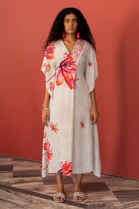 17:17 By Simmi Saboo Off White Muslin Embroidery V-neck Aafiya Floral Pattern Kaftan 