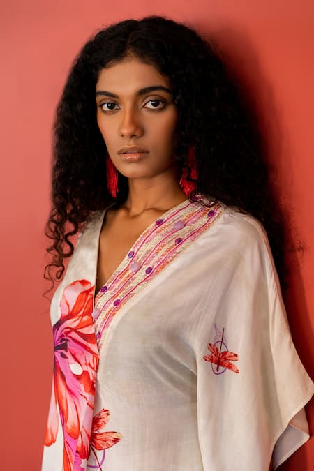 17:17 By Simmi Saboo Off White Muslin Embroidery V-neck Aafiya Floral Pattern Kaftan Online at Aza Fashions 17:17 By Simmi Saboo_Off White Muslin Embroidery V-neck Aafiya Floral Pattern Kaftan _Online_at_Aza_Fashions