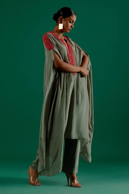 Shop Sitaraa Green Crepe Beads, Embroidery Keyhole Apsara Scallop Pattern Kaftan With Pant Online at Aza Fashions Shop_Sitaraa_Green Crepe Beads, Embroidery Keyhole Apsara Scallop Pattern Kaftan With Pant_Online_at_Aza_Fashions