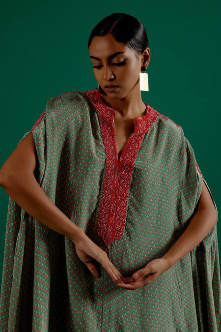 Sitaraa Green Crepe Beads, Embroidery Keyhole Apsara Scallop Pattern Kaftan With Pant at Aza Fashions Sitaraa_Green Crepe Beads, Embroidery Keyhole Apsara Scallop Pattern Kaftan With Pant_at_Aza_Fashions