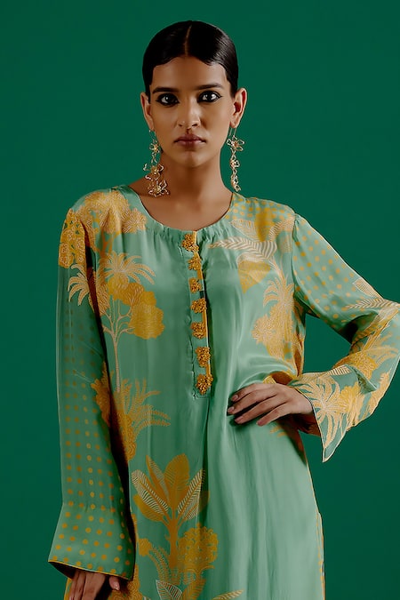 Sitaraa_Green Crepe Sequins, Embroidery V-neck Kavya Bageecha Print Kurta With Pant_Online_at_Aza_Fashions