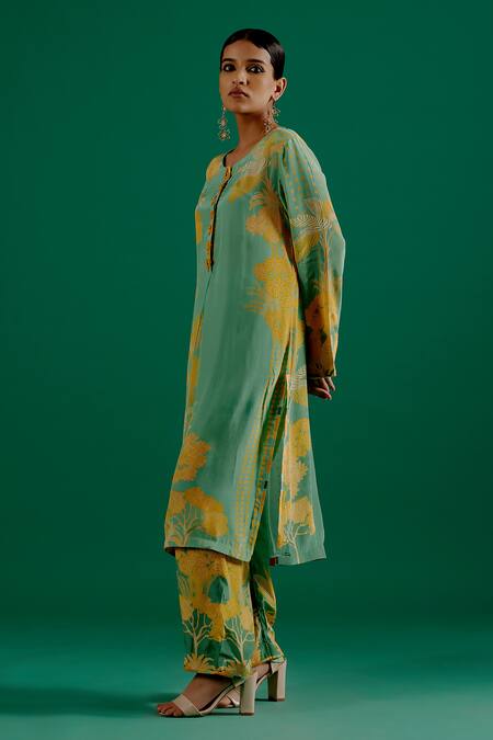 Buy_Sitaraa_Green Crepe Sequins, Embroidery V-neck Kavya Bageecha Print Kurta With Pant_Online_at_Aza_Fashions