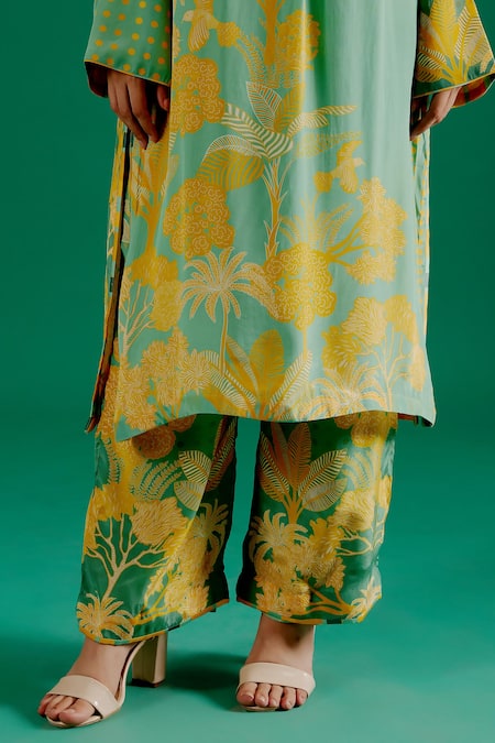 Sitaraa_Green Crepe Sequins, Embroidery V-neck Kavya Bageecha Print Kurta With Pant_at_Aza_Fashions