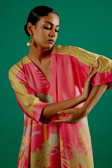 Sitaraa_Fuchsia Modal, Silk Embroidery V-neck Mohak Garden Print Kurta With Pant_at_Aza_Fashions