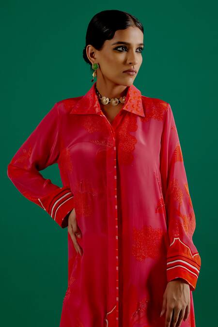 Sitaraa_Fuchsia Crepe Sequins, Embroidery Shawl Meera Tonal Garden Print Kurta With Pant_at_Aza_Fashions