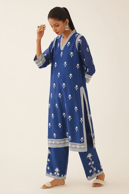 Kora Blue Silk, Chanderi Embroidery V-neck Flower Kurta Set Online at Aza Fashions Kora_Blue Silk, Chanderi Embroidery V-neck Flower Kurta Set _Online_at_Aza_Fashions