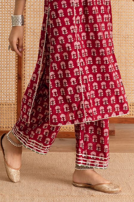 Buy_Maison Shefali_Red Cotton, Chanderi Gota Patti Keyhole Neck Block Print Straight Kurta Pant Set _Online_at_Aza_Fashions