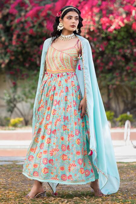 Bairaas_Green Muslin, Chiffon Tassels V-neck Floral Pattern Kurta Pant Set_at_Aza_Fashions