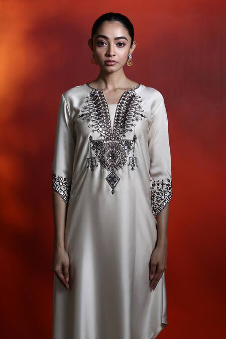 28 Threads_Cream Satin Embroidered Mirror Notched Asymmetric Kurta_Online_at_Aza_Fashions
