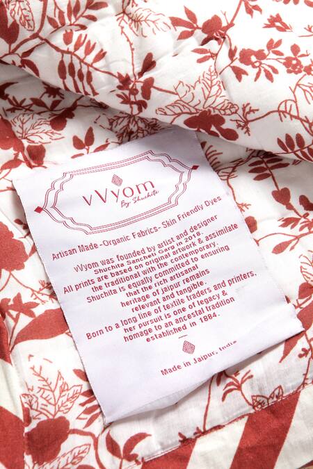 Buy_Vvyom By Shuchita_Red Shell Top 30% Silk 70% Cottonshell Soundarya Floral Reversible Quilt