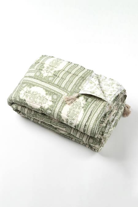 Shop Vvyom By Shuchita Beige Shell Top 30% Silk 70% Cottonshell Tripolia Reversible Jaipur Quilt at Aza Fashions Shop_Vvyom By Shuchita_Beige Shell Top 30% Silk 70% Cottonshell Tripolia Reversible Jaipur Quilt_at_Aza_Fashions