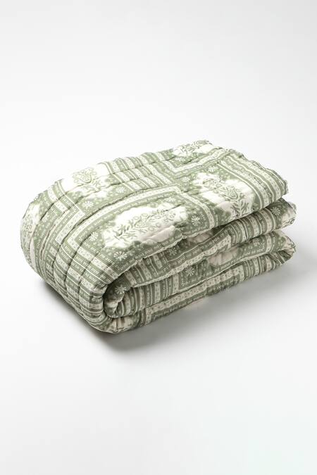 Vvyom By Shuchita Beige Shell Top 30% Silk 70% Cottonshell Tripolia Reversible Jaipur Quilt Online at Aza Fashions Vvyom By Shuchita_Beige Shell Top 30% Silk 70% Cottonshell Tripolia Reversible Jaipur Quilt_Online_at_Aza_Fashions