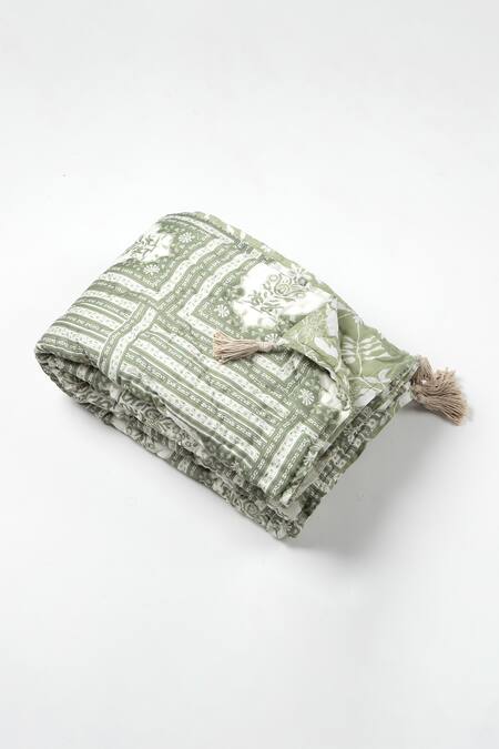 Shop Vvyom By Shuchita Beige Shell Top 30% Silk 70% Cottonshell Tripolia Reversible Jaipur Quilt Online at Aza Fashions Shop_Vvyom By Shuchita_Beige Shell Top 30% Silk 70% Cottonshell Tripolia Reversible Jaipur Quilt_Online_at_Aza_Fashions