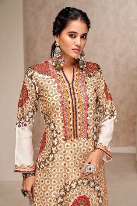 Buy_Aditi Somani_White Chanderi Sequins, Beads Split V-neck Geometric Embroidered Kurta Set _Online_at_Aza_Fashions