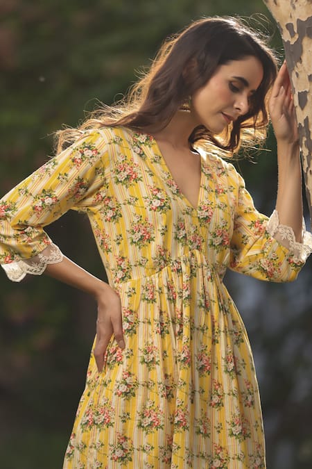 Buy_Charu Makkar_Yellow Cotton Embroidery V-neck Floral Print Kurta Set_Online_at_Aza_Fashions