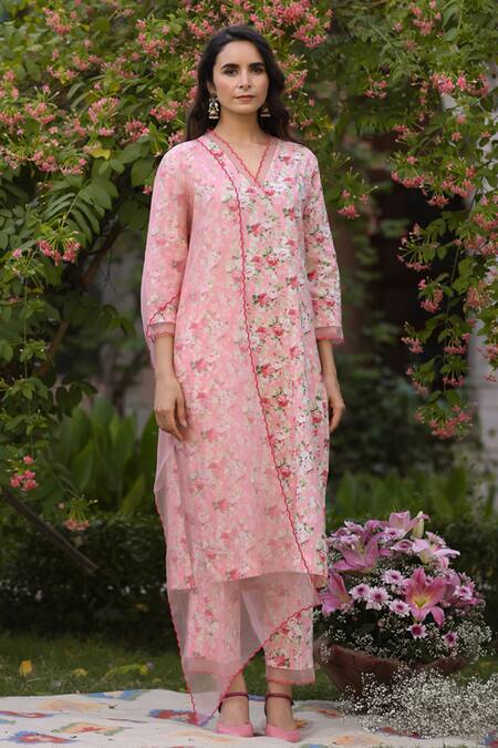 Charu Makkar_Peach Chanderi Embroidery V-neck Rose Bouquet Print Kurta Set_Online_at_Aza_Fashions