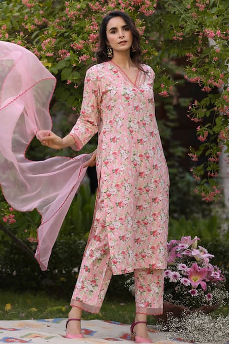 Buy_Charu Makkar_Peach Chanderi Embroidery V-neck Rose Bouquet Print Kurta Set_Online_at_Aza_Fashions