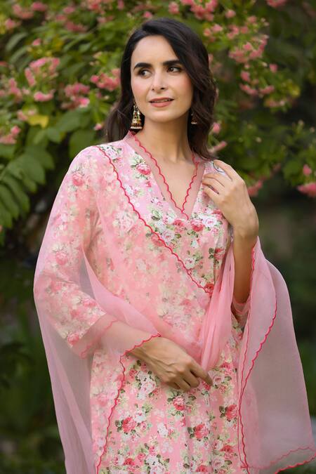 Charu Makkar_Peach Chanderi Embroidery V-neck Rose Bouquet Print Kurta Set_at_Aza_Fashions