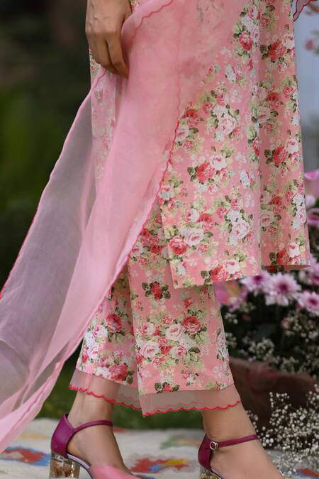 Buy_Charu Makkar_Peach Chanderi Embroidery V-neck Rose Bouquet Print Kurta Set