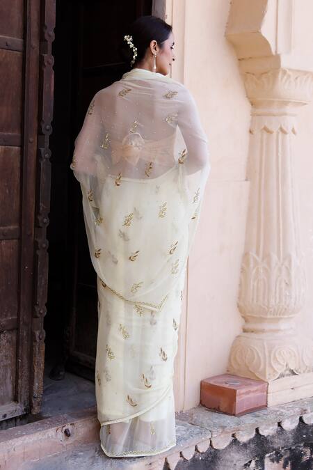 Mohvogue Cream Chiffon Foil Printed Saree With Unstiched Blouse Piece