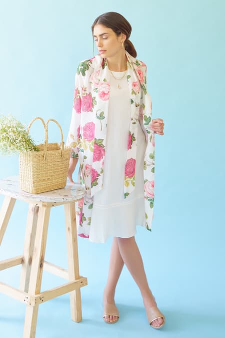 Linen jacket outfit with a floral print top - une femme d'un certain âge