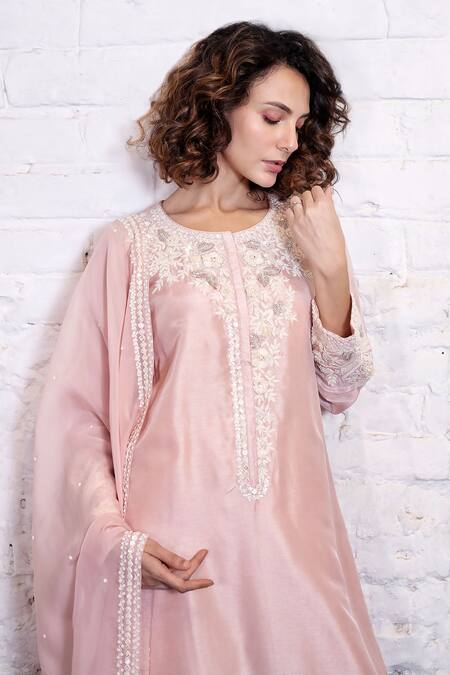 Vasavi Shah Pink , Organza Embroidery, Sequins Round Neck Straight Kurta Pant Set at Aza Fashions Vasavi Shah_Pink , Organza Embroidery, Sequins Round Neck Straight Kurta Pant Set _at_Aza_Fashions